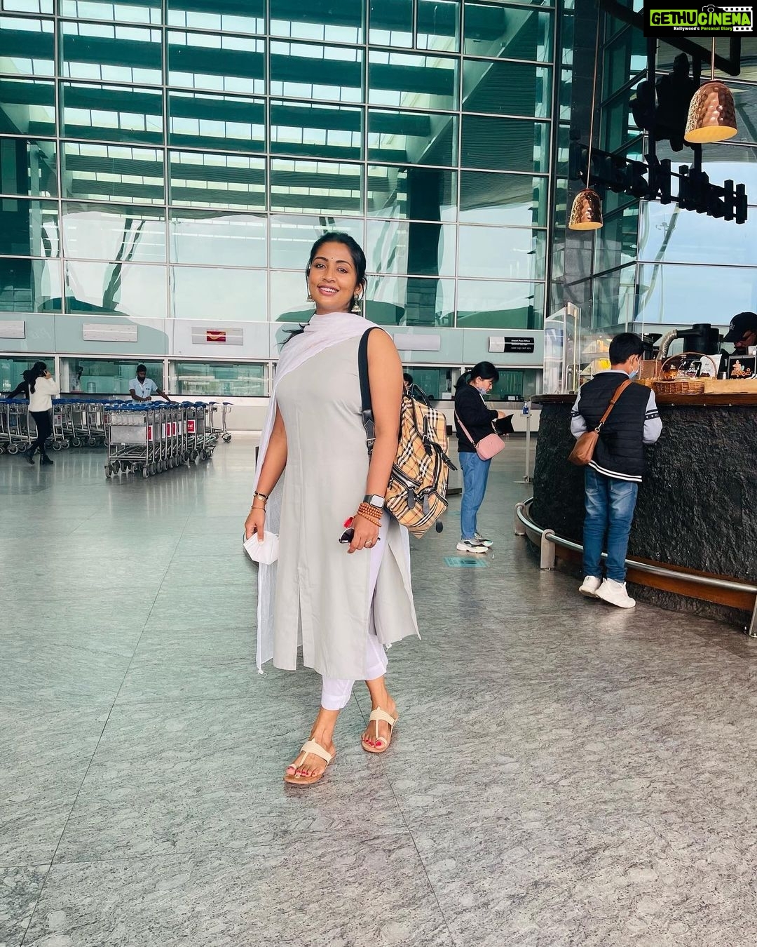 Navya Nair Instagram - The soul within soul lives in a lover ❤️❤️❤️.. Kempegowda International Airport Waiting Area