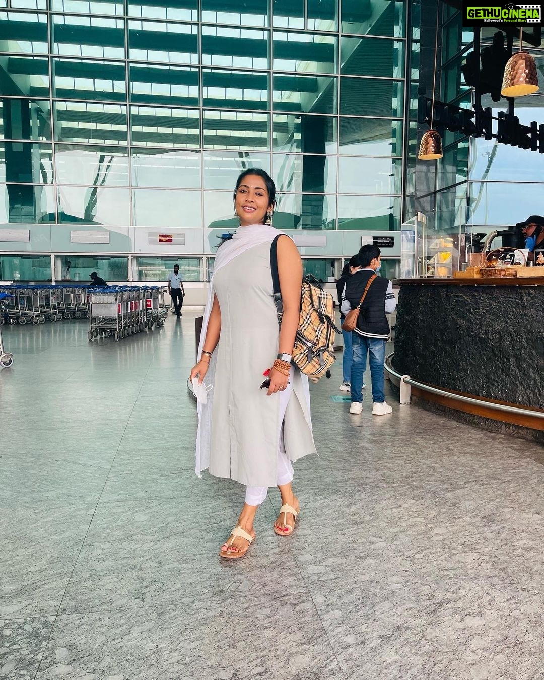 Navya Nair Instagram - The soul within soul lives in a lover ❤️❤️❤️.. Kempegowda International Airport Waiting Area