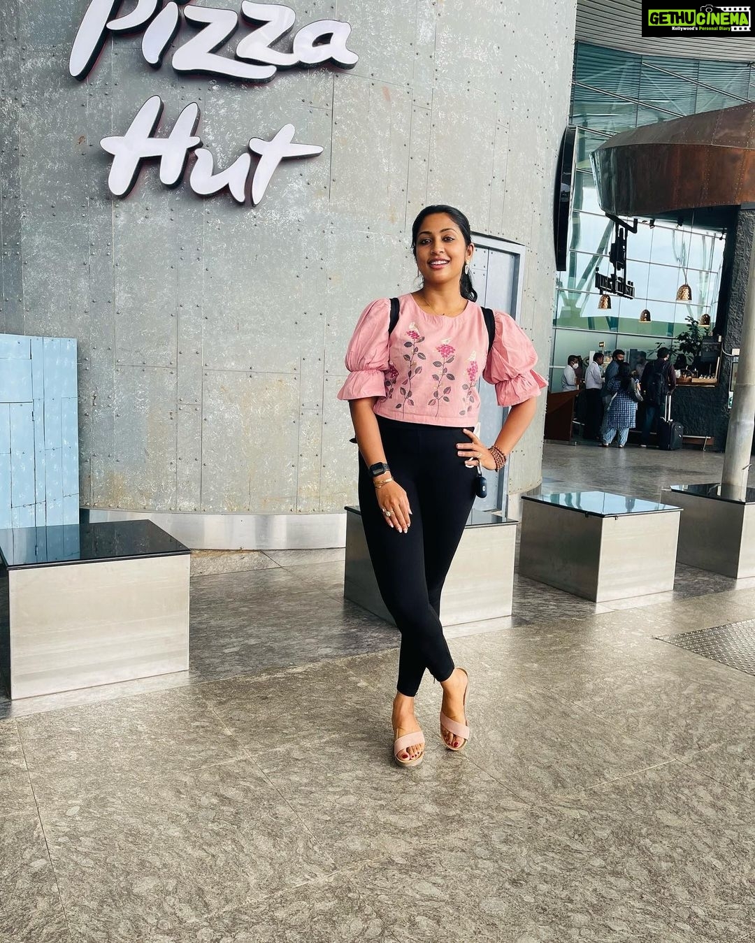 Navya Nair Instagram - Helloooo bangalore ❤️❤️❤️❤️
