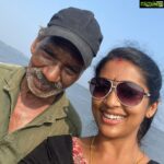 Navya Nair Instagram - Shoot @Kumbalangi ചേട്ടനൻ :മോളേ പേരെന്താ .. ഞാൻ: നവ്യാ നായർ ചേട്ടൻ: നവ്യാ നായർ ഫസ്റ്റോ അതോ സെക്കൻട് വല്ലോരും വന്നോ .. ഞാൻ: ഇല്ല ചേട്ടാ ഞാൻ പഴയ അതേ ആളൂ തന്നയാ .. (മര്യാദയ്ക് കണ്ണട മാറ്റി) 😂😂😂🥱🥱🥱 ചേട്ടനും എനിയ്ക്കും ആനന്ദം .. ഞാൻ സെൽഫിയെടുത്തു... Kumblangi