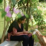 Navya Nair Instagram - Love for animals .. break time .. location ORUTHEE 🔥.. panampilly nagar clicks by @ajimuscat @vkprakash61 @jimshi_khalid