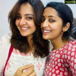 Navya Nair Instagram - Happiness ❤️❤️❤️love peace .. if someone makes u happy , make them happier ....