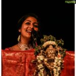 Navya Nair Instagram - Bangalore is always one of my fav city .. and ystdy i was so priveleged to inagurate and watch this beautiful show SYAAMA SUNDARI , choreographed by my friend MIDHUN SHYAM fr his shishyaas ... the indian obsession fr fairness actually hurts many a hearts and avoid many talented artist to come up and this production aroused in such a thought and i cant stop saying that it served the purpose as all of them danced heart out to their gurus interpretations .. The Oberoi, Bengaluru