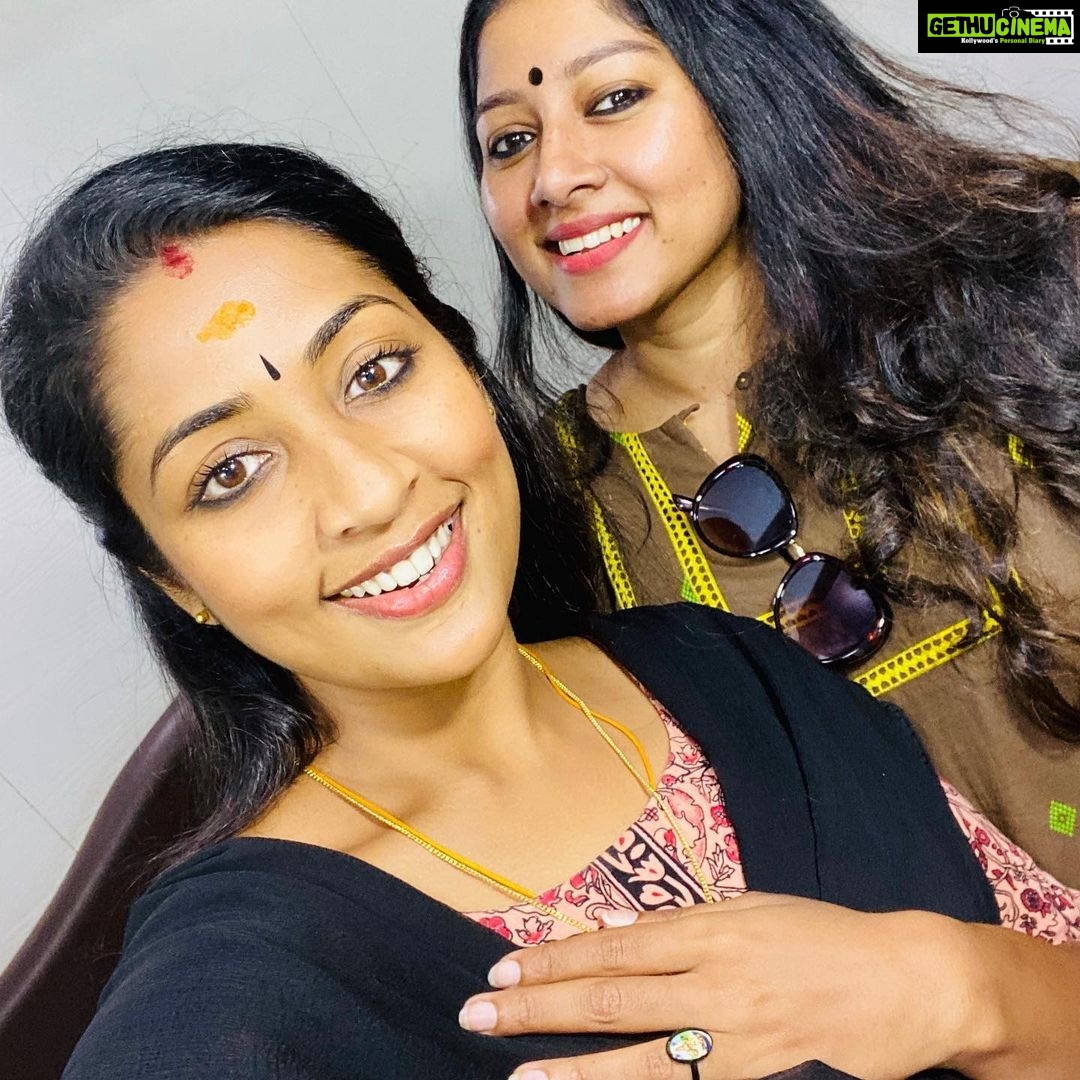 Navya Nair Instagram - Anuβs visit to location .. @anumolofficial .. oruthee π₯π₯π₯.. @oruthee_movie .. u r too natural anu ... πππ