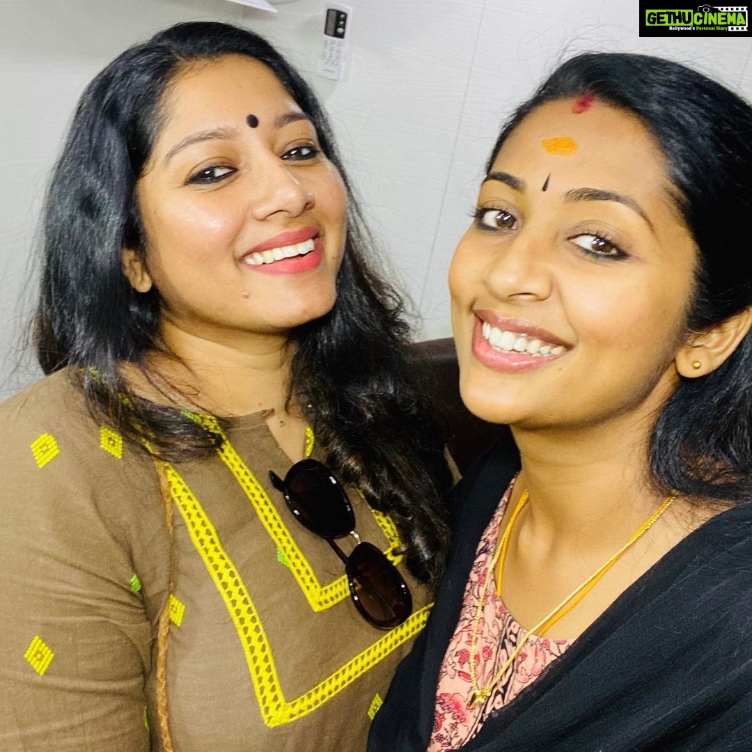 Navya Nair Instagram - Anuβs visit to location .. @anumolofficial .. oruthee π₯π₯π₯.. @oruthee_movie .. u r too natural anu ... πππ
