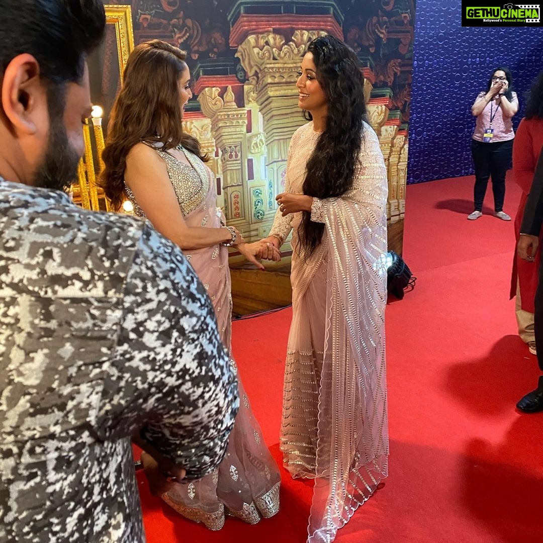 Navya Nair Instagram - Vanitha film awards ... meeting this dream girl .. all time fav , @madhuridixitnene ... fan girl moment .. such a humble person ..