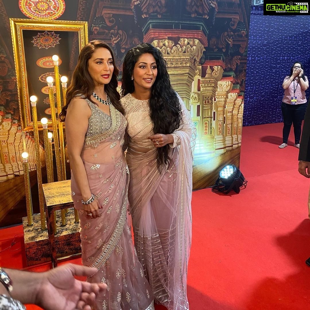 Navya Nair Instagram - Vanitha film awards ... meeting this dream girl .. all time fav , @madhuridixitnene ... fan girl moment .. such a humble person ..