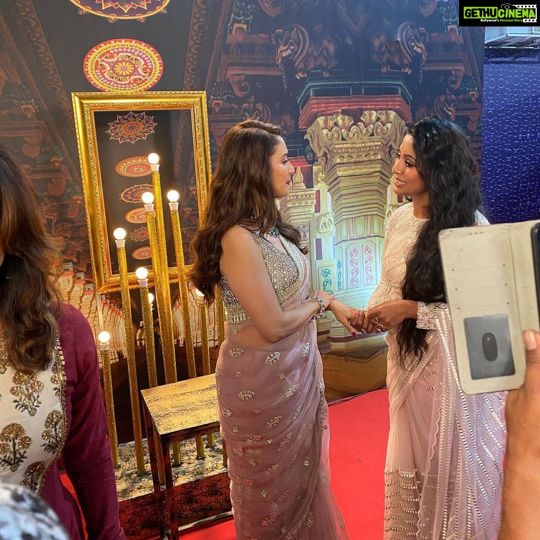 Navya Nair Instagram - Vanitha film awards ... meeting this dream girl .. all time fav , @madhuridixitnene ... fan girl moment .. such a humble person ..