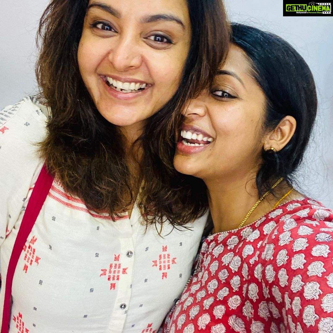Navya Nair Instagram - Happiness ❤️❤️❤️love peace .. if someone makes u happy , make them happier ....