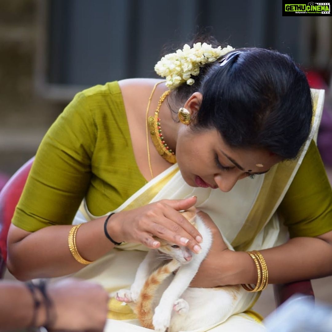 Navya Nair Instagram - My jaaan in location .. oruthee location stills