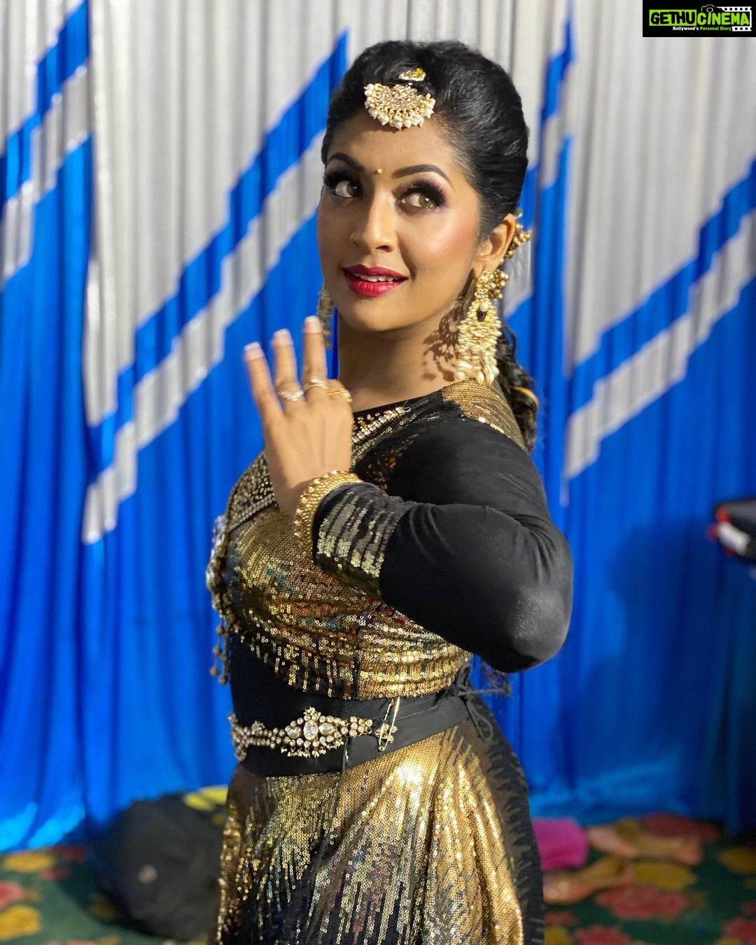 Navya Nair Instagram - Deshabhimani programme palakkad .. amazing crowd .. make up @sijanmakeupartist styling@sabarinathnath manager @lakshmi_venuji