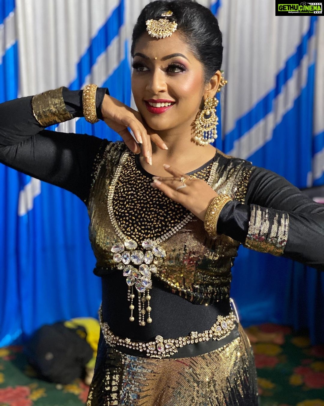 Navya Nair Instagram - Deshabhimani programme palakkad .. amazing crowd .. make up @sijanmakeupartist styling@sabarinathnath manager @lakshmi_venuji
