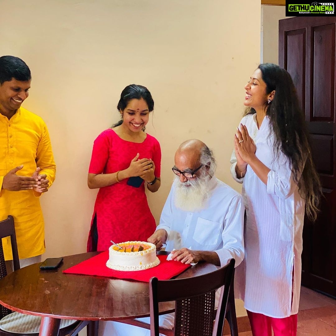 Navya Nair Instagram - Bday celebrations of of our christ .. and thats y we say our gurus bday is celebrated whole world 😂😂😂.. xmas day mash bday .. #bday #happiness #xmas @keerthana.anil.52 @manuthekkoot