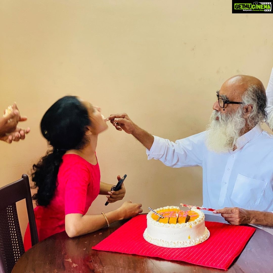 Navya Nair Instagram - Bday celebrations of of our christ .. and thats y we say our gurus bday is celebrated whole world 😂😂😂.. xmas day mash bday .. #bday #happiness #xmas @keerthana.anil.52 @manuthekkoot