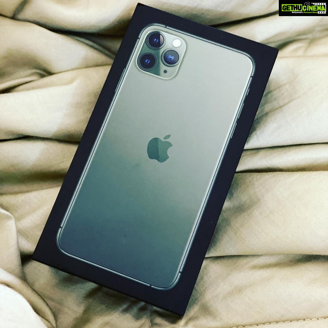 Navya Nair Instagram - Iphone love .. midnight green 😍😍😍