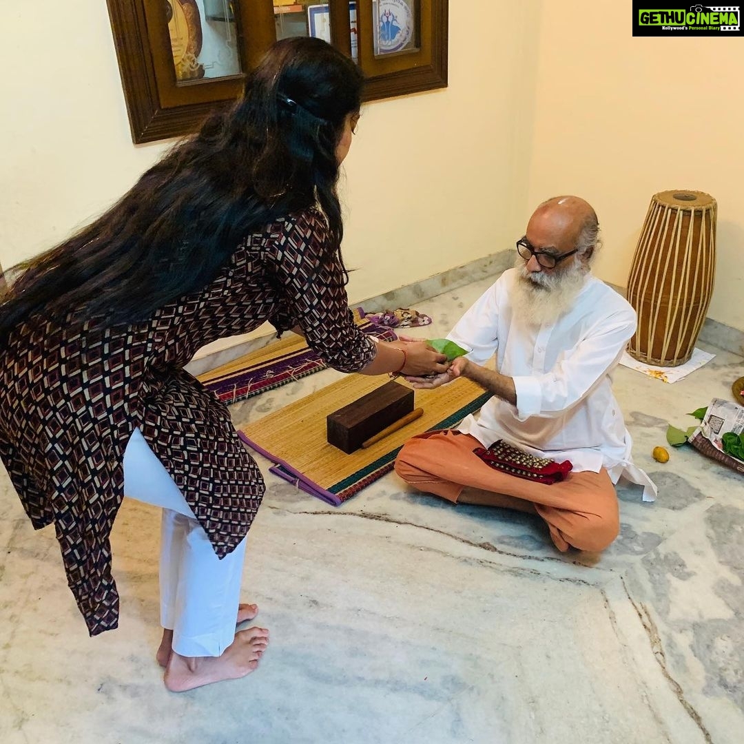 Navya Nair Instagram - Gurubhyo namah ... vijayadasami .. ende mashu ..