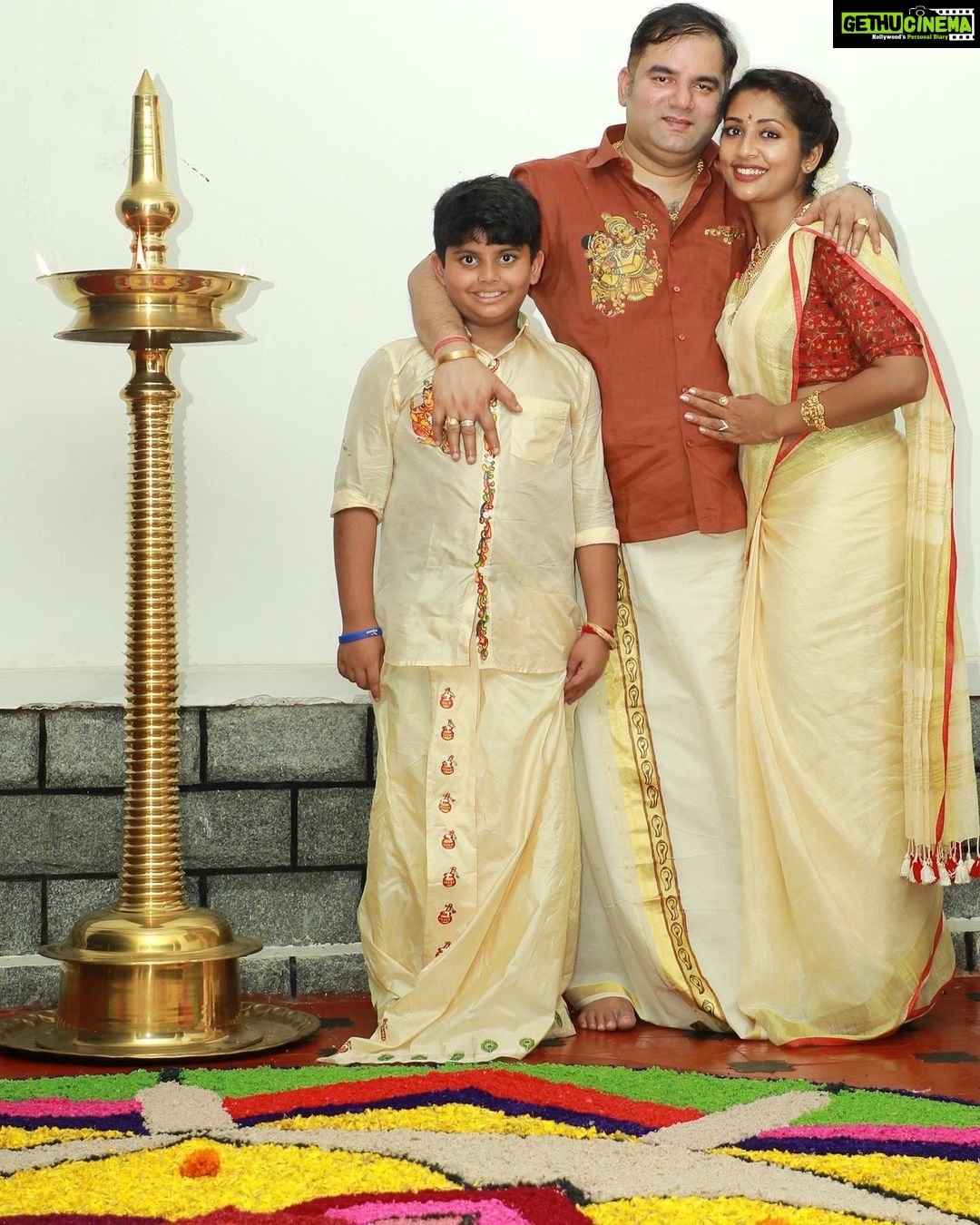 Navya Nair Instagram - Happy onam to all of u loved ones ... #onam #changanasserydays.. pookkalam at home