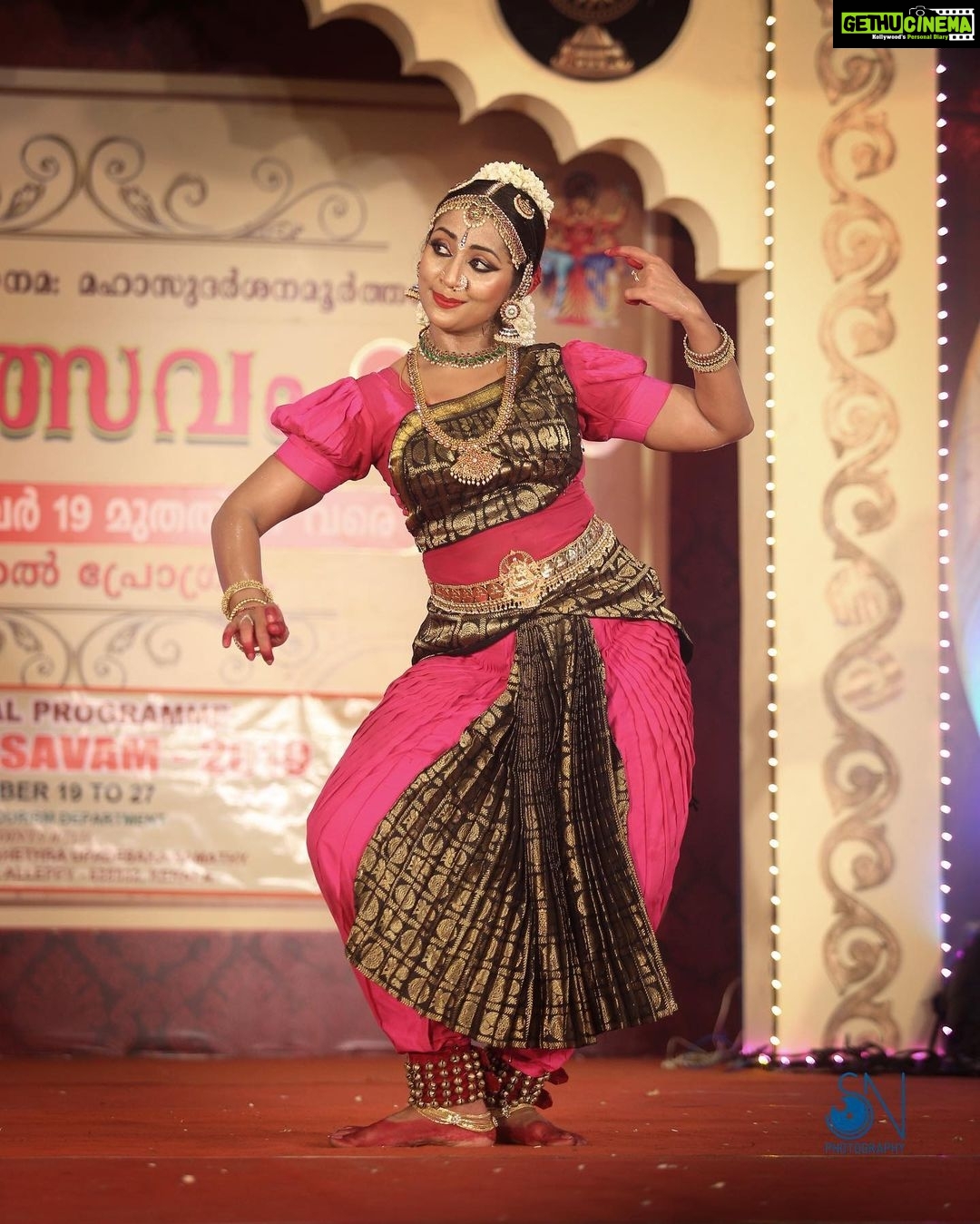 Navya Nair Instagram - Dance 😍😍😍😍... clicks by sreenath , @artfotographer .. thank u sree ...