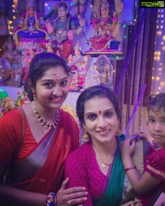 Neelima Rani Instagram - Navarathri celebrations at @ammuramachandran house!! Felt so good to visit friends during this pandemic and spread some care towards each other! Aditi accompanied me 🥰
Beautiful saree by @thari_weaves