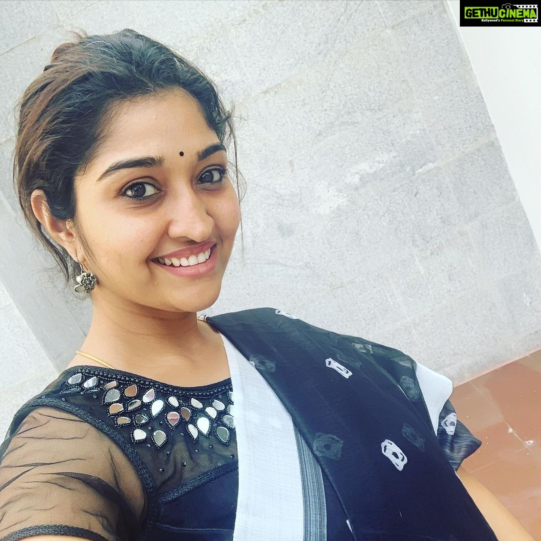 Neelima Rani Instagram - Happy smiles! Happy me! Happy zone! Always stay happy even in your toughest times! Happiness is a way of living 🥰🥰🥰 Beautiful saree by @ishafashionclothing #womensupportingwomen #saree #nomakeup