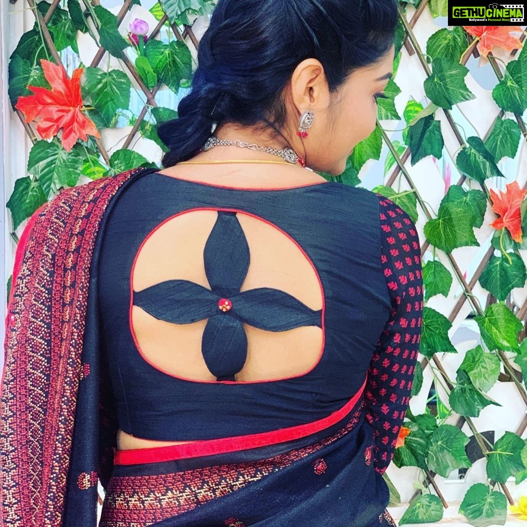 Neelima Rani Instagram - Black reflects darkness but it also enhances the beauty in you and makes u shine 💫 Beautiful saree by @afsha_shopper Jewellery by @yellowtiara_designer_jewellery Blouse designed by @dtailorstudio