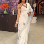Neelima Rani Instagram - Peace!!! I love this saree fabric from @lilly_fashions!! Thank you girl 🥰 good luck..semma comfort! Jewellery by @d_terracotta_by_obuushasenthel 🤗