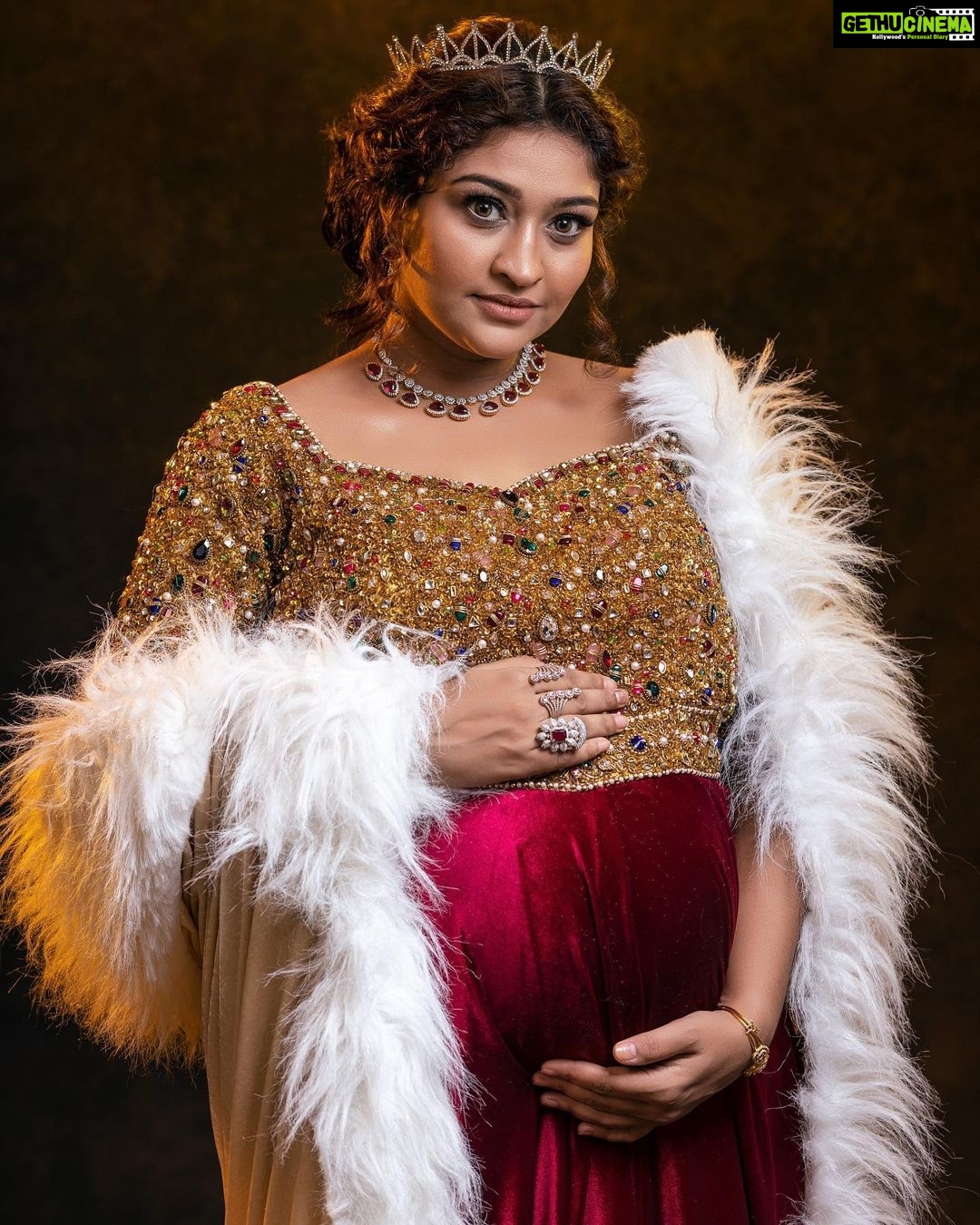 Neelima Rani Instagram - Yesss!! It looks like a painting and I love it ❤️ thank you all for your love n blessings..good day 🥰 Outfit : @zarigaibygitanjaliofficial Mua : @b3bridalstudio Photography: @thivakar.photo Styling: @thoorigaikabilan