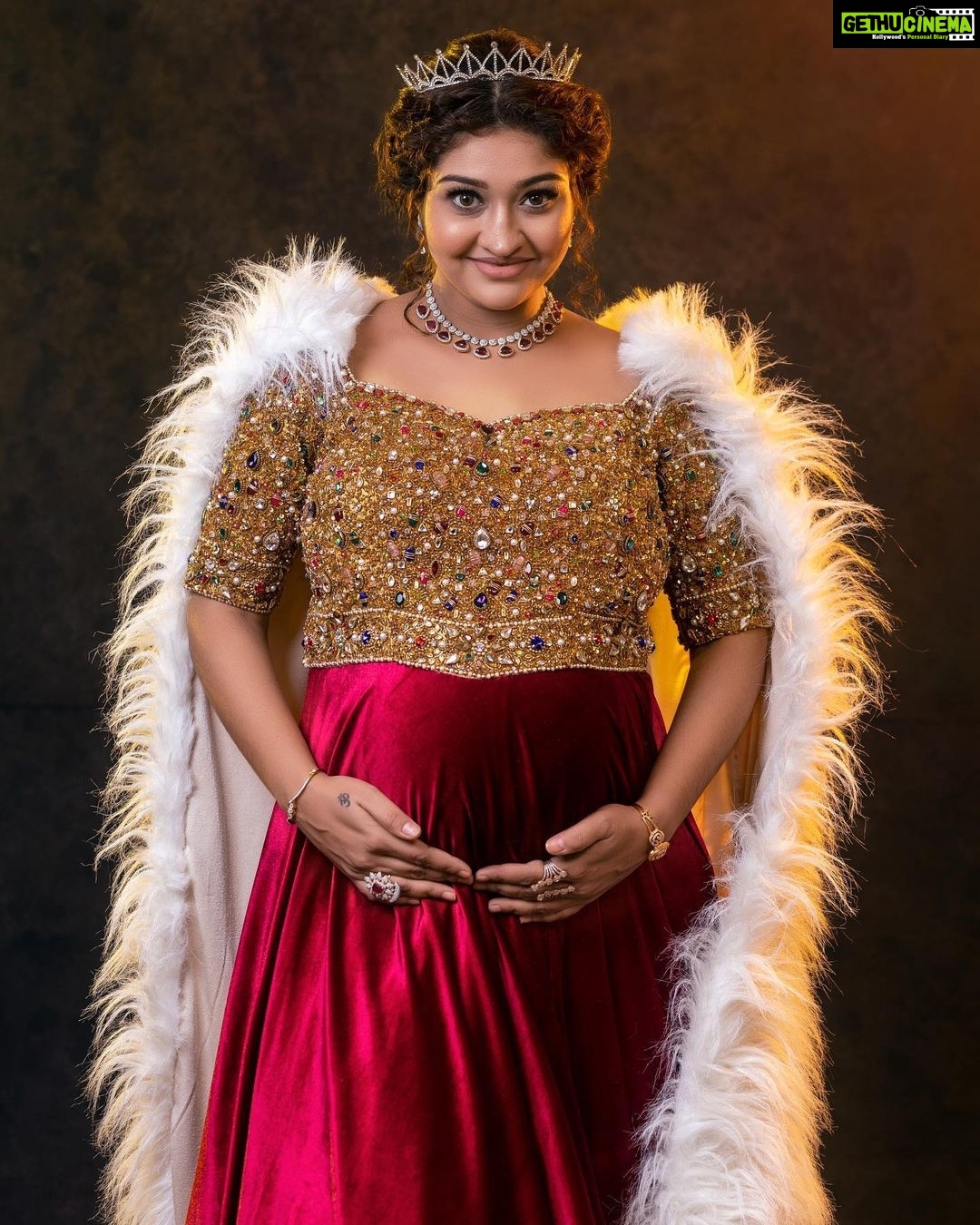 Neelima Rani Instagram - Yesss!! It looks like a painting and I love it ❤️ thank you all for your love n blessings..good day 🥰 Outfit : @zarigaibygitanjaliofficial Mua : @b3bridalstudio Photography: @thivakar.photo Styling: @thoorigaikabilan