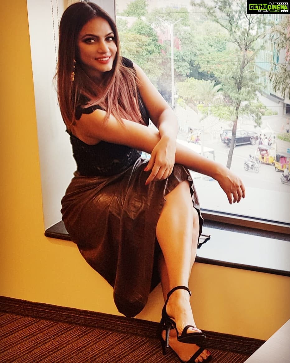 Neetu Chandra Instagram - Thank you #hyderabad for so much love, Care and special #hyderabadibiryani 🙏🤗 Would love to see you soon🤗 Love you my #telugu #fans You all are awesome ❤ Rajivgandhi International Airport Hydrabad