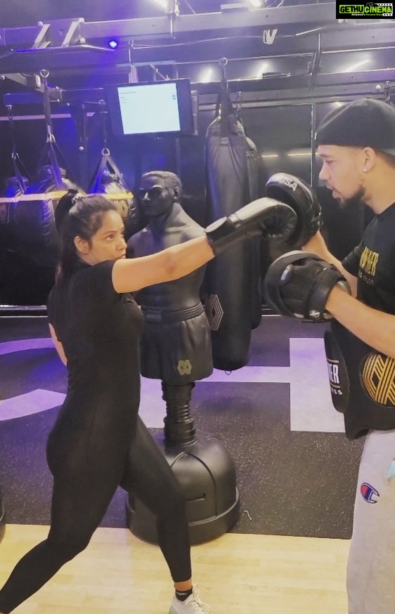 Neetu Chandra Instagram - Come and join coach @kb__92 and me at @mayweatherfitla Lets box together β€οΈ Having so much fun! Learn from the best! #boxing #fitness #mayweather #health #lifestyle #fyp #fight for your #peace #personaltrainer #personaltraining #losangeles π€πͺπͺπͺ Mayweather Boxing + Fitness Los Angeles