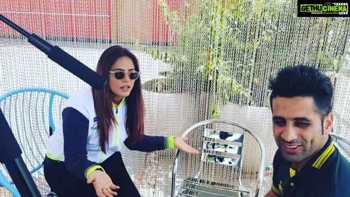 Neetu Chandra Instagram - Behind the camera 🤣 Shooting with Pirate #hadioshtorak from our @patnapirates team🤣 It's so cute to hear #hindi #songs from an #iranian #guy He did a fab job and is a fabulous player too! See the final show on @patnapirates platform Soooon 🤗😁 @prokabaddi session 7 #vivoprokabaddi ❤ #keeplaughing #keepplaying ❤😘 Hyderabad