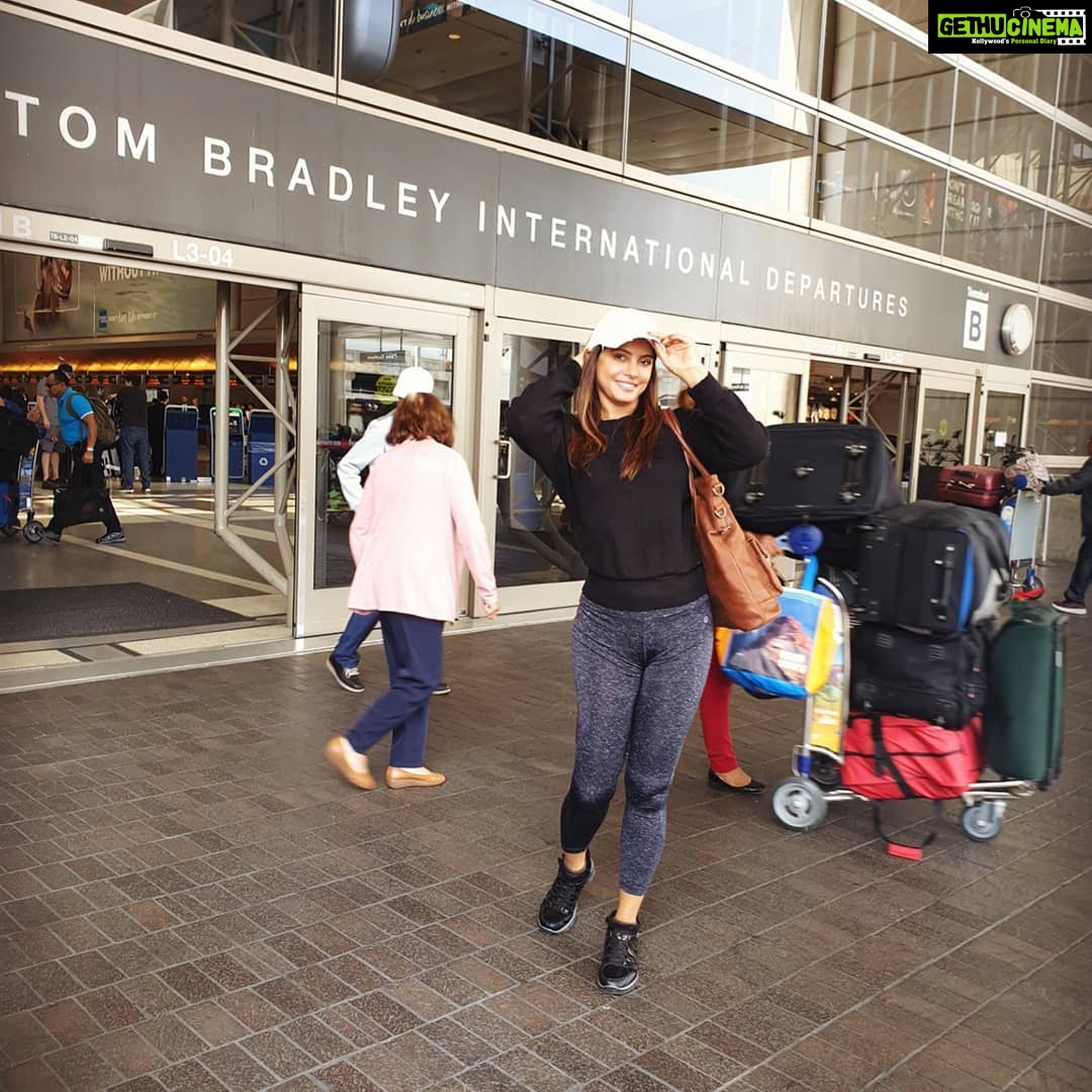 Neetu Chandra Instagram - Here I come @patnapirates to cheer you ππReady team? Can't wait to see you all! Great luck! See you soon ππ€ 20th of july in #hyderabad #vivoprokabaddi7 only on @starsportsindia #India calling π β€ Tom Bradley International Terminal - Los Angeles International Airport