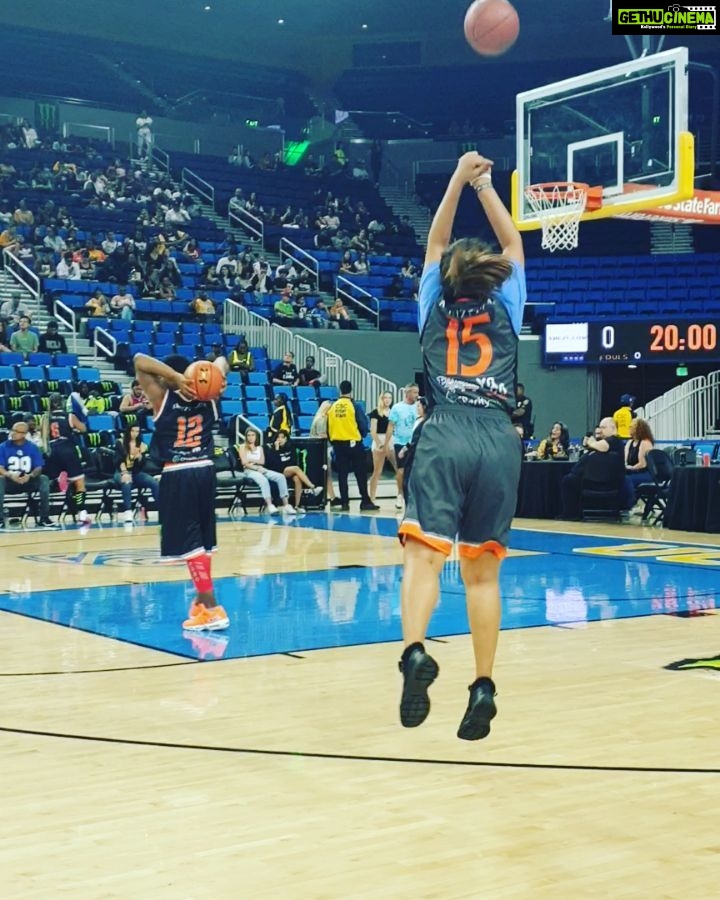 Neetu Chandra Instagram - While practicing at the court today for @teencanceramerica and @50kcharitychallenge at #pauleypavilion #ucla #basketball #nba #nbaindia 😘🥰 Los Angeles, California