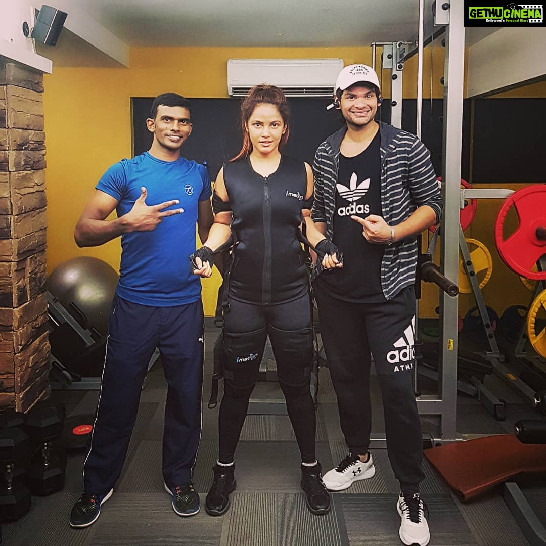 Neetu Chandra Instagram - And the team behind EMS training #fitness #training @thus_come_1 who introduced this in #india #Shambhu the trainer @imotionems_india #killingit #lovingit ❤🤩 Bring it on! You wanna fight! Let's do it ! Mumbai, Maharashtra