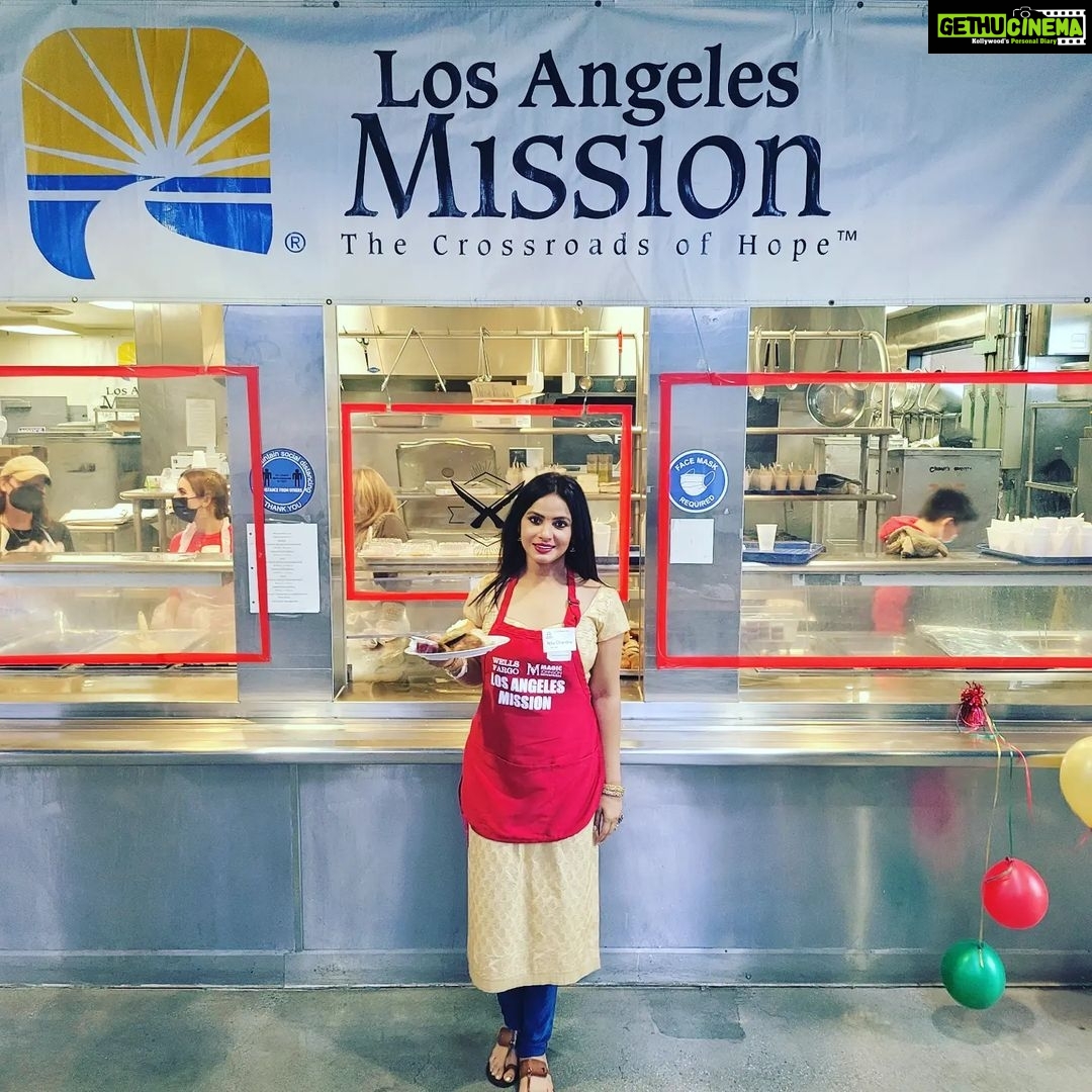 Neetu Chandra Instagram - Today at @thelamission Was so wonderful getting together to serve the less fortunate. The positivity and warmth #troyfvaughn showered at the event got everyone together even in this heavy rain. I Thank you for.your service for years πβ€ The humanity you display is an inspiration to all. MERRY CHRISTMAS n HAPPY HOLIDAYS π β€β€β€ #serve #homeless #shelter #blessed #kindness #givingbacktothesociety #humanity Los Angeles, California