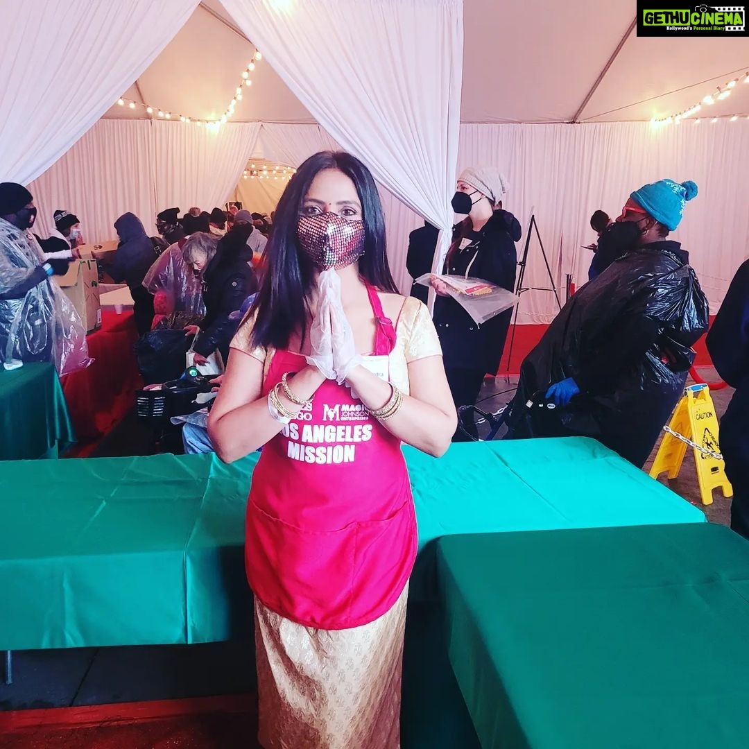 Neetu Chandra Instagram - Today at @thelamission Was so wonderful getting together to serve the less fortunate. The positivity and warmth #troyfvaughn showered at the event got everyone together even in this heavy rain. I Thank you for.your service for years πβ€ The humanity you display is an inspiration to all. MERRY CHRISTMAS n HAPPY HOLIDAYS π β€β€β€ #serve #homeless #shelter #blessed #kindness #givingbacktothesociety #humanity Los Angeles, California