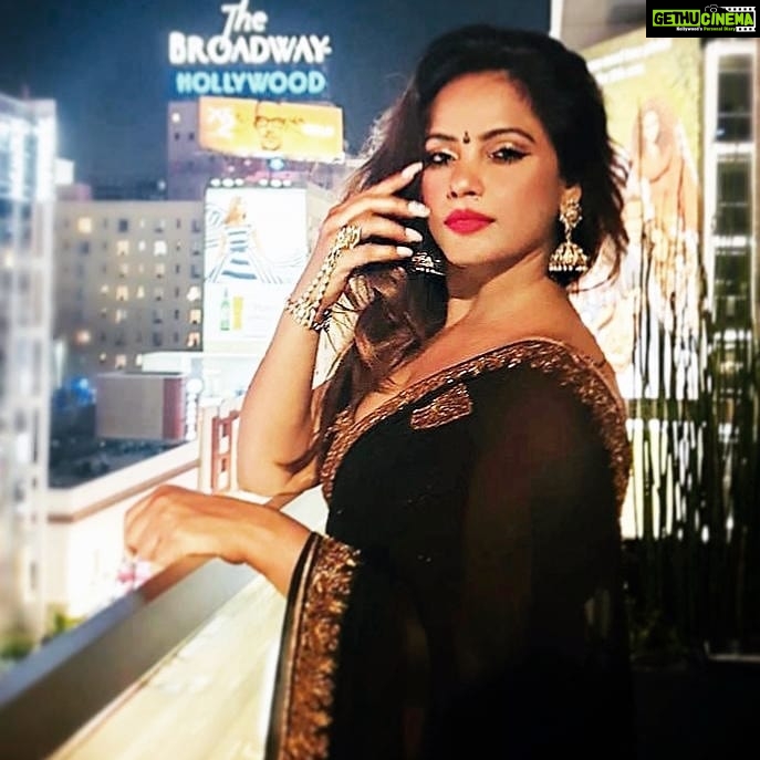 Neetu Chandra Instagram - Awesome evening on the #4thofjuly with the cast and crew of #thephantomoftheopera and our dear near #friends n #family 😘❤ @dreamclimber @rohitmarble @_jordancraig_ @eva.l.tavares #Aljendro #Rayn #happy4th #america ❤ #styled n #designed by @fashionbyrohini Everyone looooved my #saare Thanks ROHINI 😘❤ Los Angeles, California