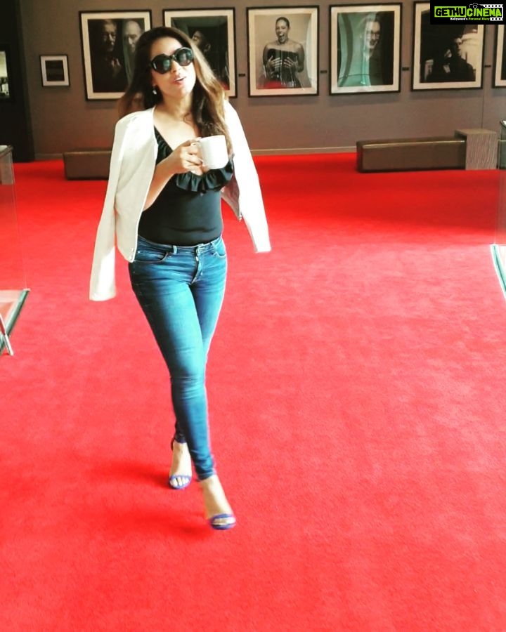 Neetu Chandra Instagram - Finally, the right thing #greentea over #coffee Makes you #healthier and #fiter ❤ #teramujhsehaipehlekanaatakoi 😘 Los Angeles, California