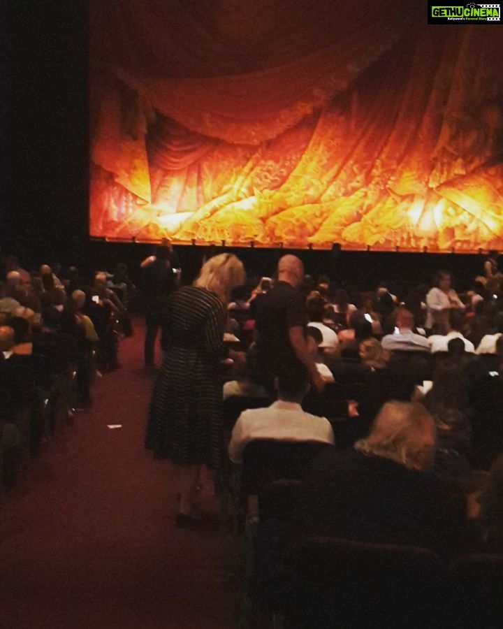 Neetu Chandra Instagram - And inside with the #audience #housefull β€π #inlove with my #art and my #profession all over again π I love my life.. I made it, HAPPEN β€ππ #gratitudeπ #theatre #artist Hollywood Pantages Theatre