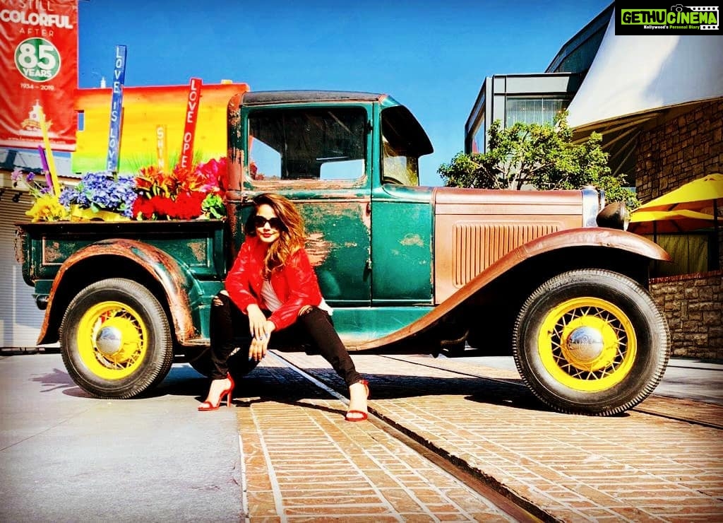 Neetu Chandra Instagram - Aa ja meri #jeep mein baith ja 🤣😂😘❤ Lets go for a #drive 😘 Los Angeles, California