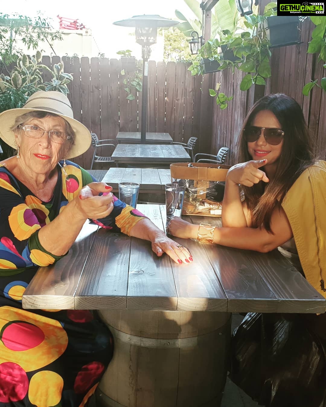 Neetu Chandra Instagram - Had a great evening with #Ritaharris Have an awesome evening everyone! #saturdaynight ❤ #dinnerdate 🥰 West Hollywood, California