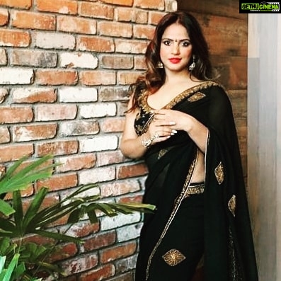Neetu Chandra Instagram - Awesome evening on the #4thofjuly with the cast and crew of #thephantomoftheopera and our dear near #friends n #family 😘❤ @dreamclimber @rohitmarble @_jordancraig_ @eva.l.tavares #Aljendro #Rayn #happy4th #america ❤ #styled n #designed by @fashionbyrohini Everyone looooved my #saare Thanks ROHINI 😘❤ Los Angeles, California