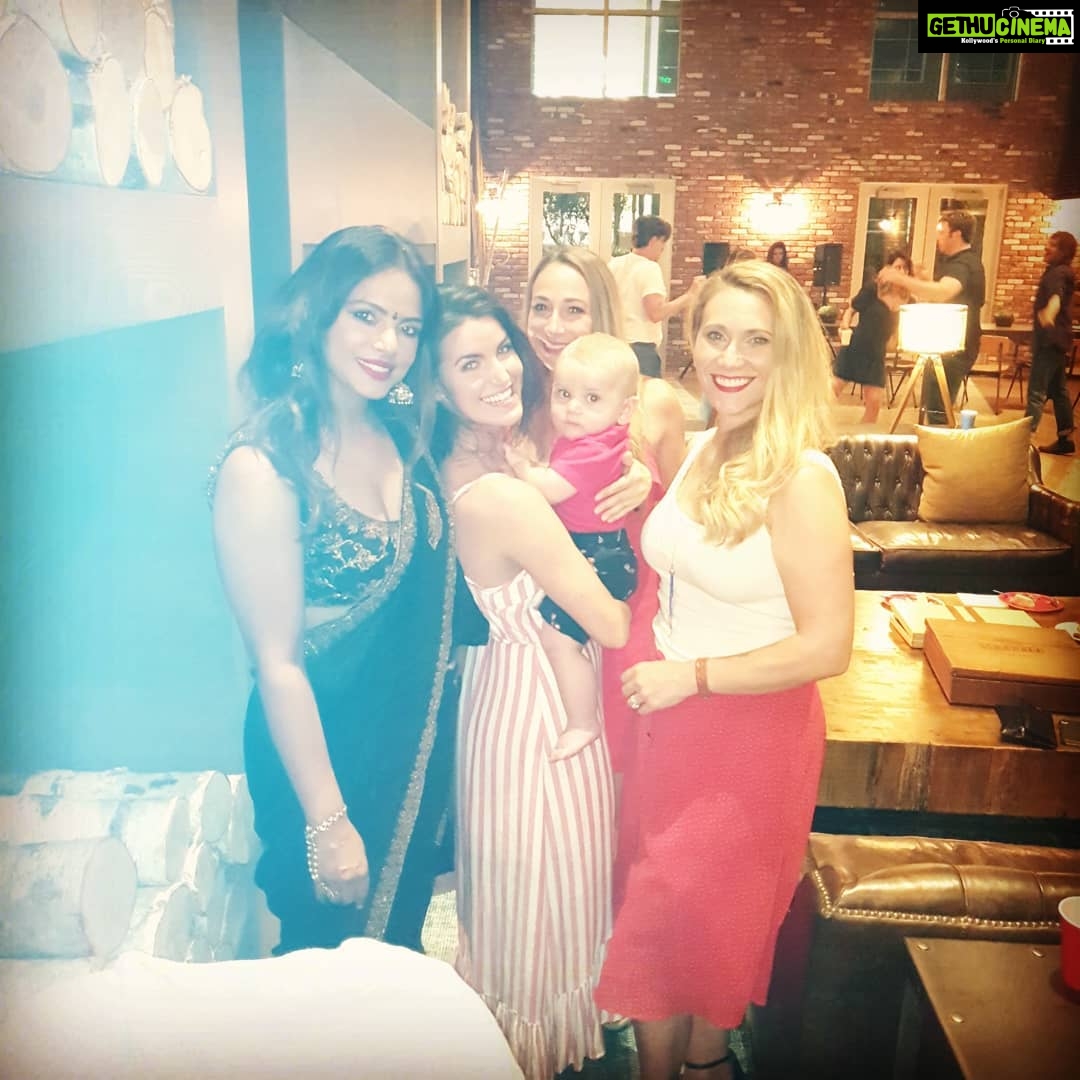 Neetu Chandra Instagram - Awesome evening on the #4thofjuly with the cast and crew of #thephantomoftheopera and our dear near #friends n #family 😘❤ @dreamclimber @rohitmarble @_jordancraig_ @eva.l.tavares #Aljendro #Rayn #happy4th #america ❤ #styled n #designed by @fashionbyrohini Everyone looooved my #saare Thanks ROHINI 😘❤ Los Angeles, California