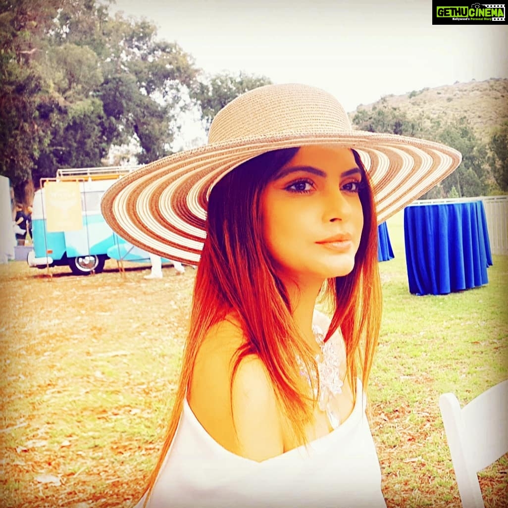 Neetu Chandra Instagram - At the fund raising for #teencanceramerica s #event ❤😘🙏 @harryhudson it was lovely meeting you again. Thank you, all of you 🙏😘 Will Rogers State Historic Park