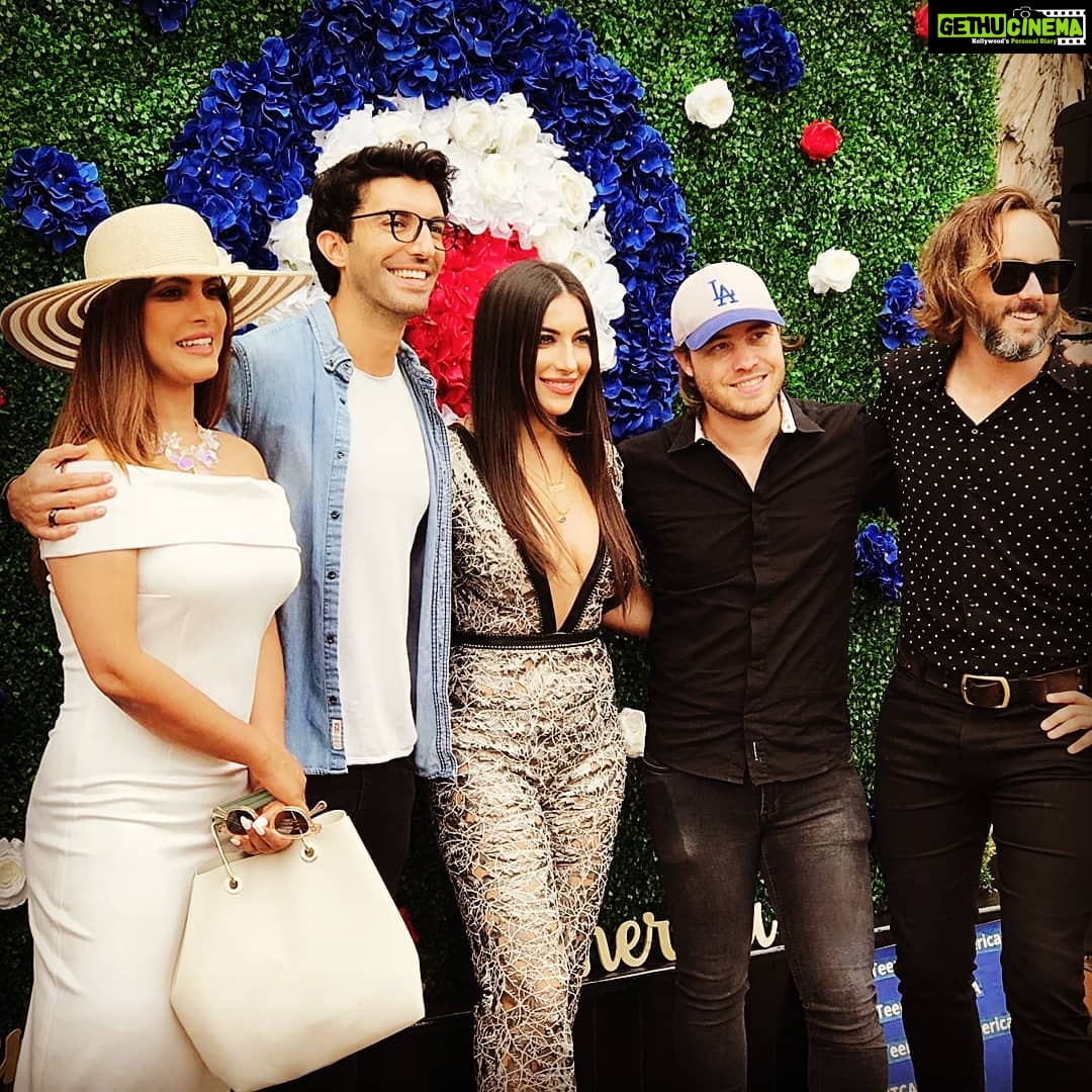 Neetu Chandra Instagram - At the fund raising for #teencanceramerica s #event ❤😘🙏 @harryhudson it was lovely meeting you again. Thank you, all of you 🙏😘 Will Rogers State Historic Park