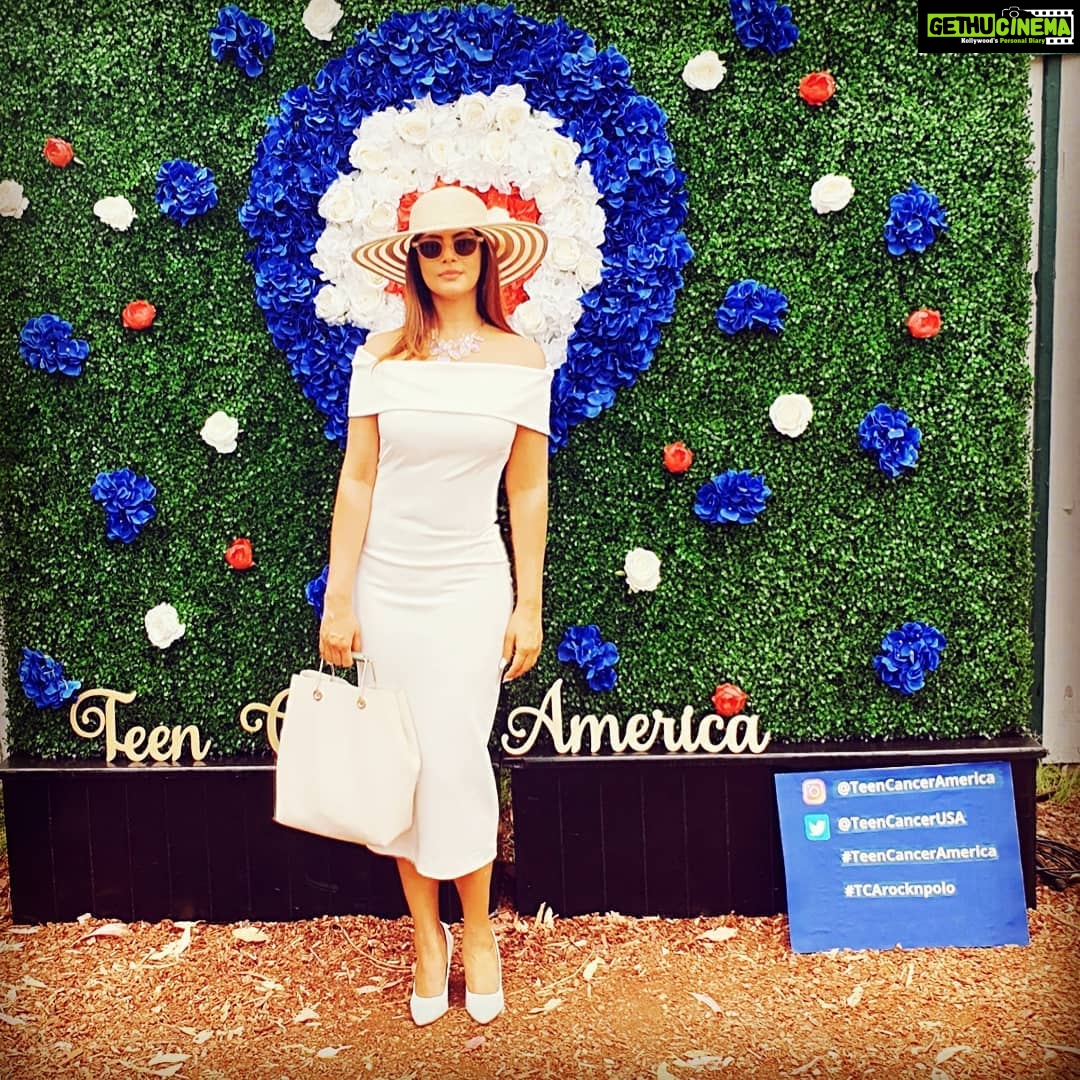 Neetu Chandra Instagram - At the fund raising for #teencanceramerica s #event ❤😘🙏 @harryhudson it was lovely meeting you again. Thank you, all of you 🙏😘 Will Rogers State Historic Park