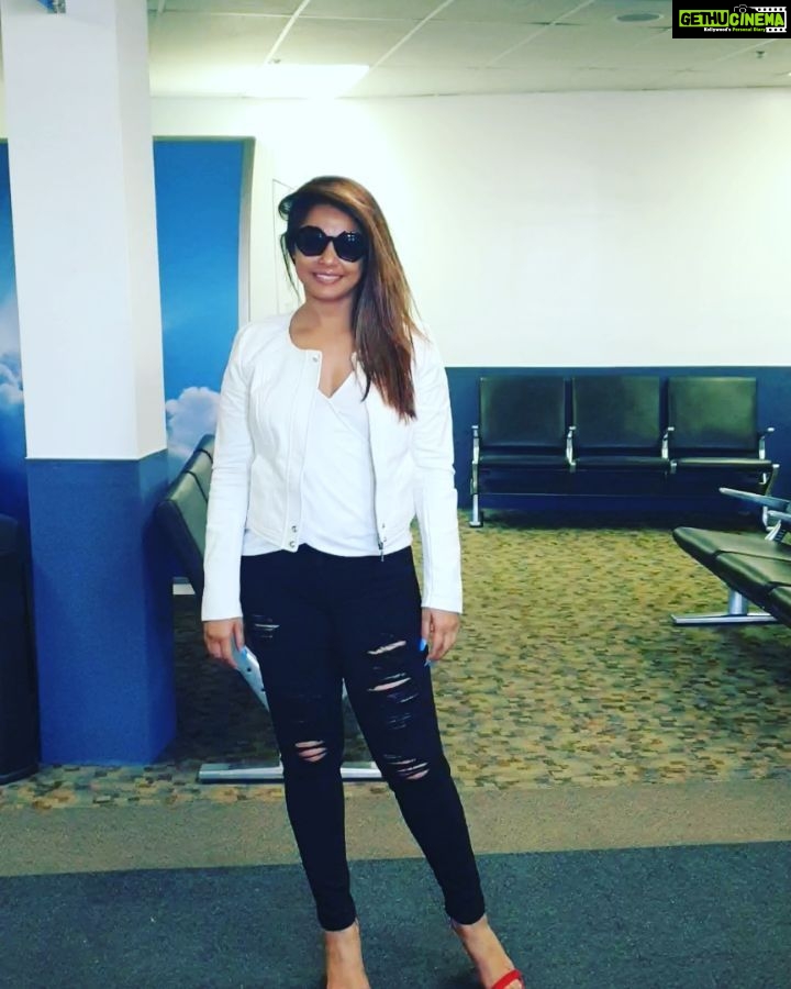 Neetu Chandra Instagram - Let's talk about #holistic approach to #wellness 😘 See you all at #santaclaraconventioncenter #Wellnesspostconclaveandexpo2019 ❤😘 On the way... #sanjose #sanfrancisco ❤ Hollywood Burbank Airport - BUR