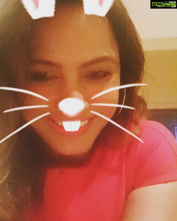 Neetu Chandra Instagram - Let's #focus on #healthyfood ❤ #green #veggie #carrot Alot of #water Keep yourself hydrated 😘 I love you all 🤗🤗🤗🤗 #fitnessaddict Fitnesshas to be your #lifestyle 😘 Good Morning #us Good Night #india 🙏 My #brother in the background says " ye kya hai" .... hahaha Gaajar hai Gaajar 🤣😂🤣😂🤭 @nitinchandrabihar