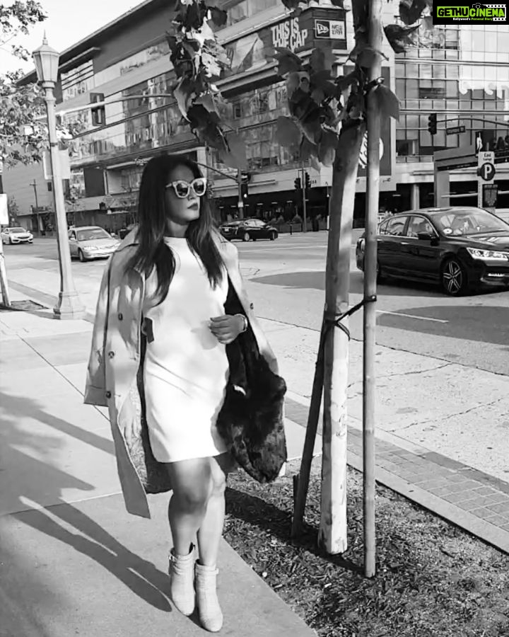 Neetu Chandra Instagram - If it was #yesteryear I would have preferred this #Song to be shot like this ❤ with me❤ #Tumnekissikijaanko #bollywood #blacknwhite Love it 😘What say ? Dodger Stadium