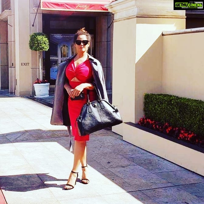 Neetu Chandra Instagram - Hello my lovelies, #happyeaster to all of you ❤🥰🤗 Los Angeles, California